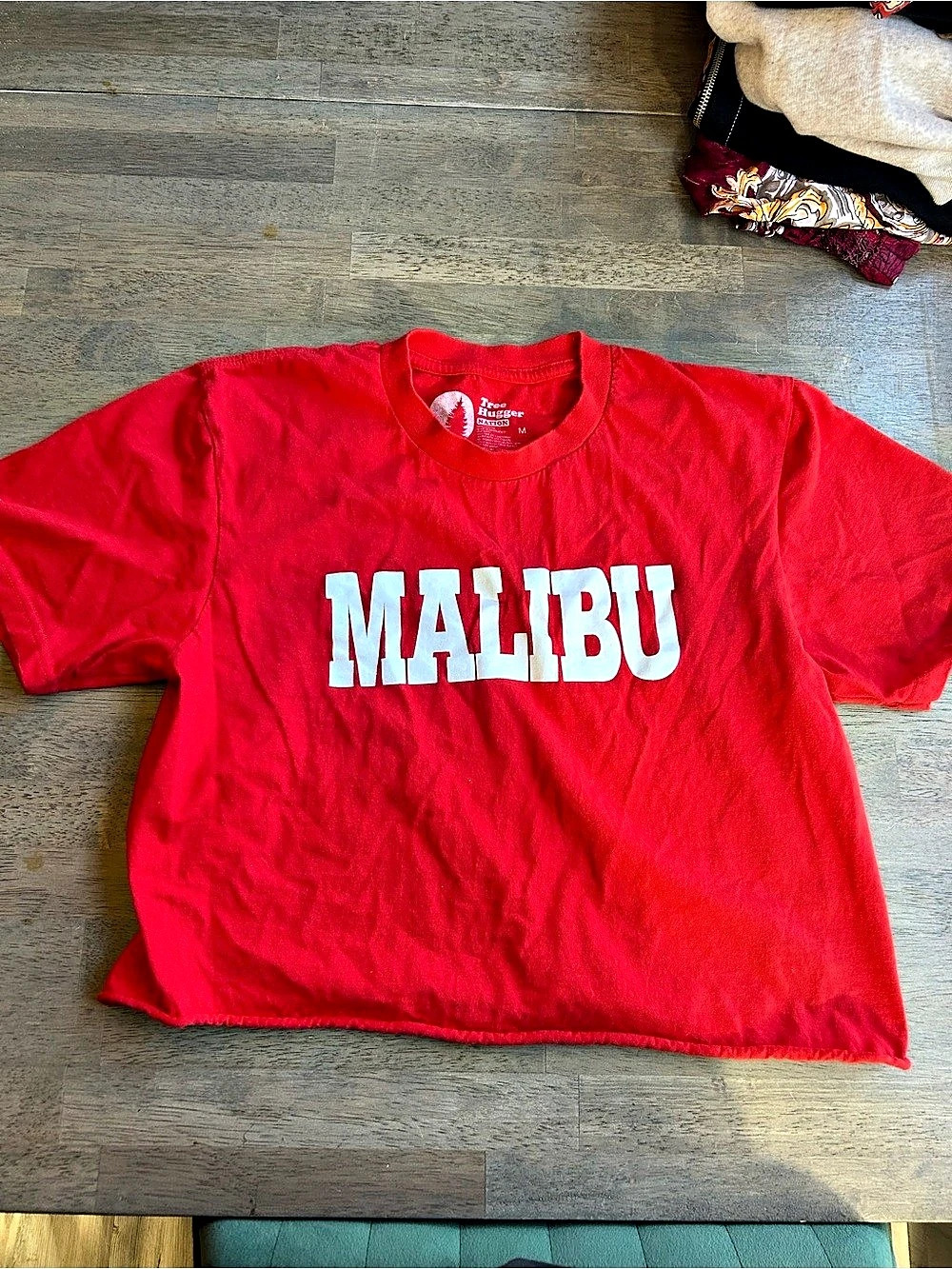 Tree Hugger Nation Malibu Graphic Cropped T-Shirt Red & White Medium